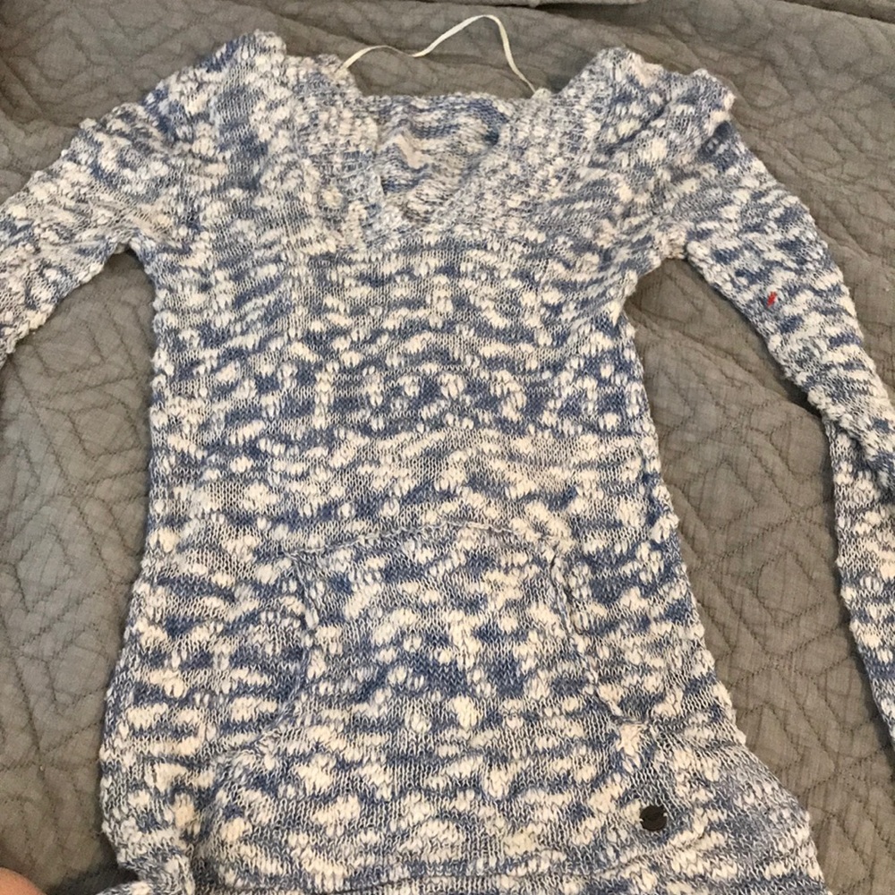 Roxy v-neck hooded sweater